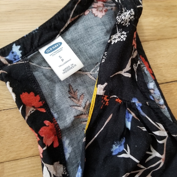 Old Navy Keyhole Tank - Picture 2 of 3